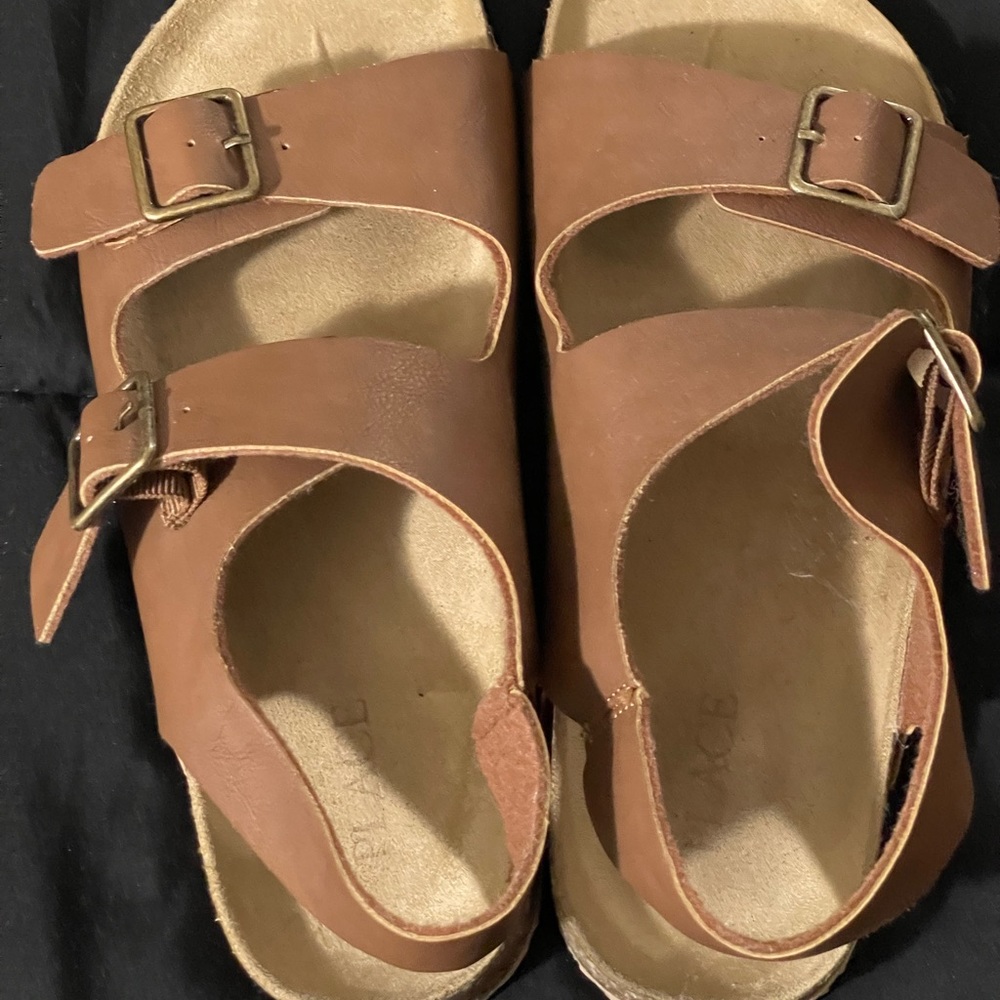 Gently used, tan+brown, boy’s size 5 sandals.
